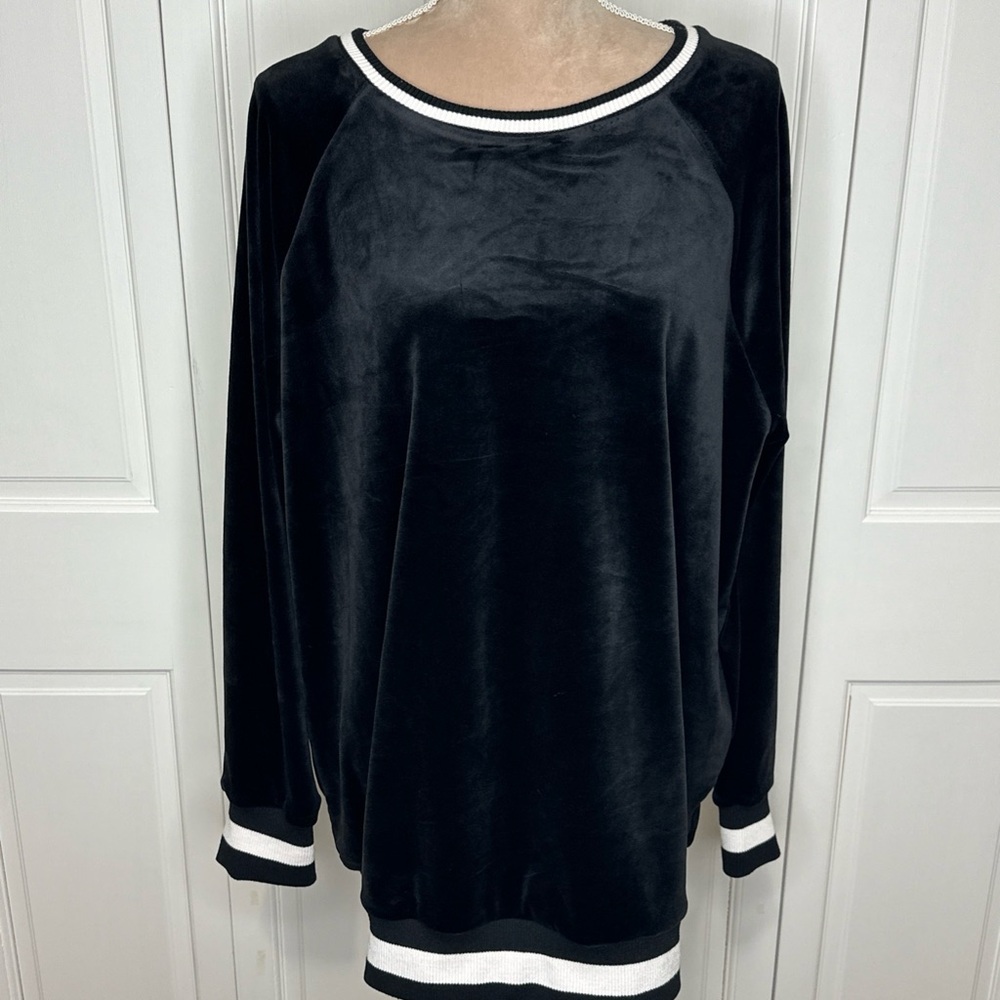 Torrid Black Velvet Pullover Size 2 Top Sweatshirt Long Sleeve Crew Neck Classic